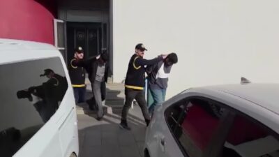 Sahte kimlikle kargo dolandırıcılığı yaptılar Farklı şehirlerde yaşayan ve Adana’da sahte kimlik kullanarak kargo dolandırıcılığı