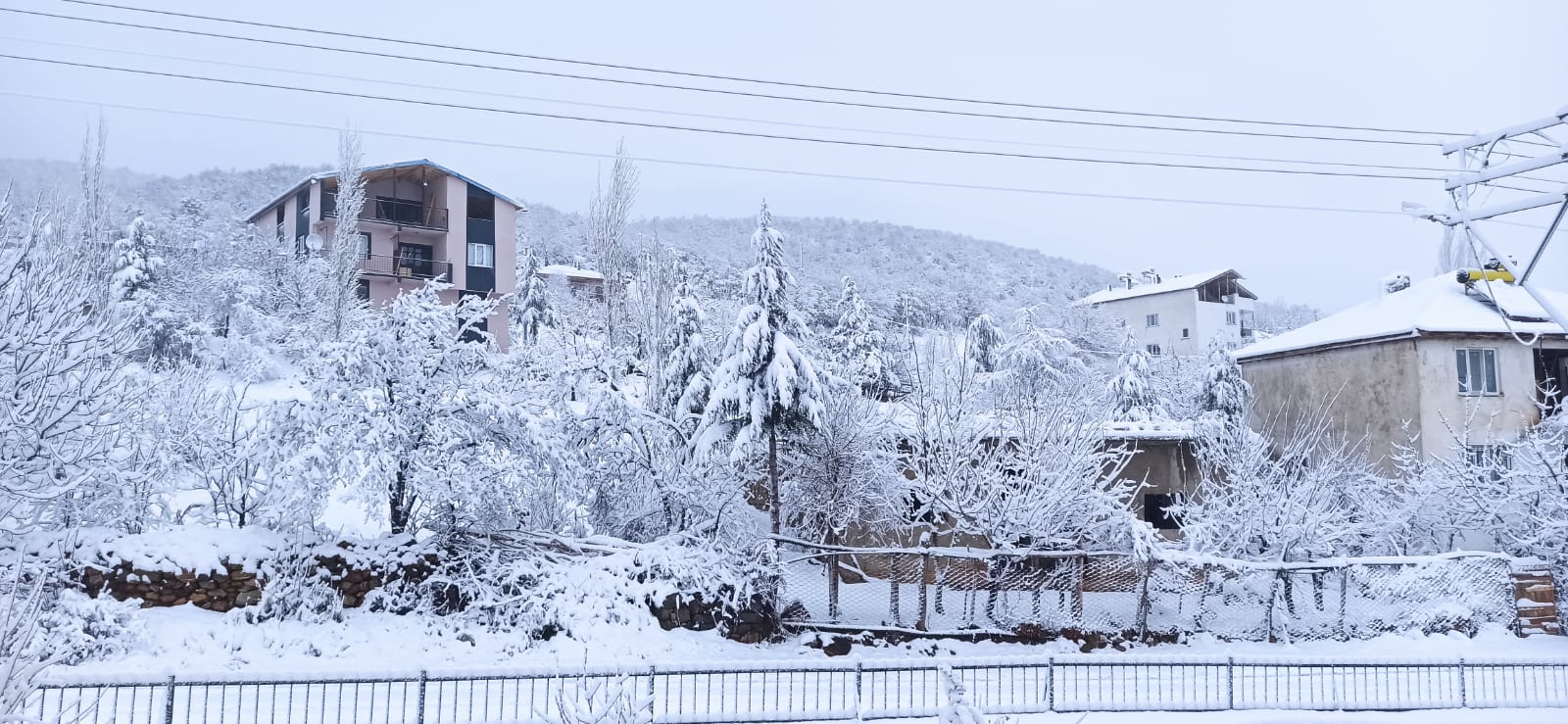 Afyonkarahisar’ın Sandıklı ilçesine bağlı Akharım beldesinde dün gece başlayan yoğun
