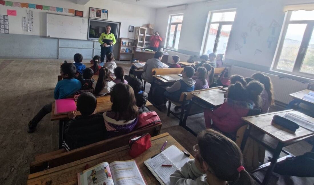 Afyonkarahisar İl Jandarma Komutanlığı tarafından İscehisar ilçesindeki okullarda öğrencilere yönelik