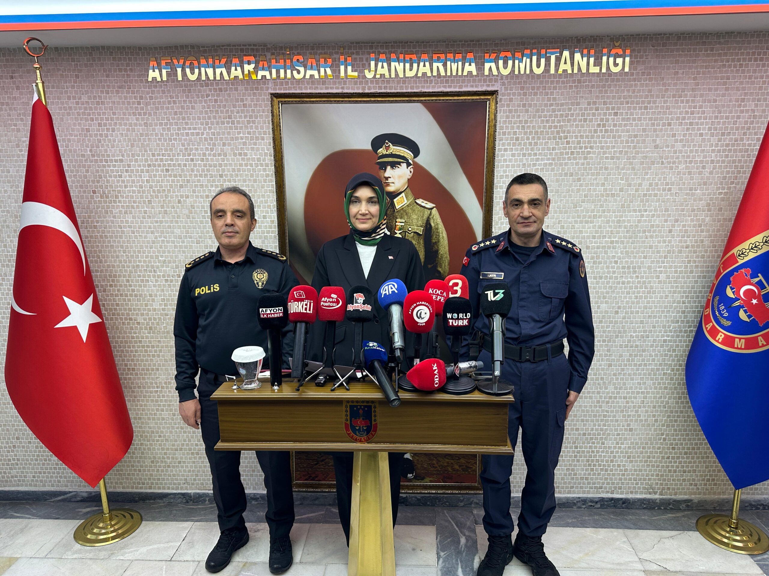 Afyonkarahisar Valisi Doç. Dr. Kübra Güran Yiğitbaşı, İl Jandarma Komutanlığında