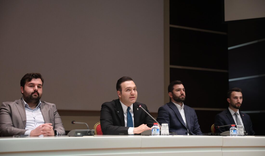 Ziyaret kapsamında Yeni Seçmen Teşkilatı ile bir araya gelen Başkan