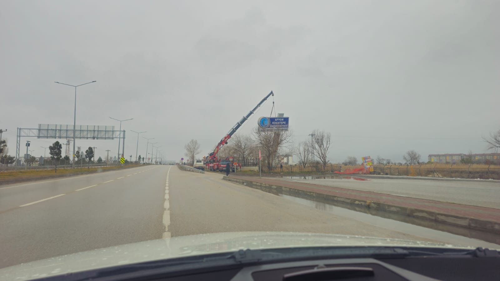 Afyonkarahisar genelinde hızı zaman zaman 70-80 kilometreye ulaşan şiddetli rüzgar,