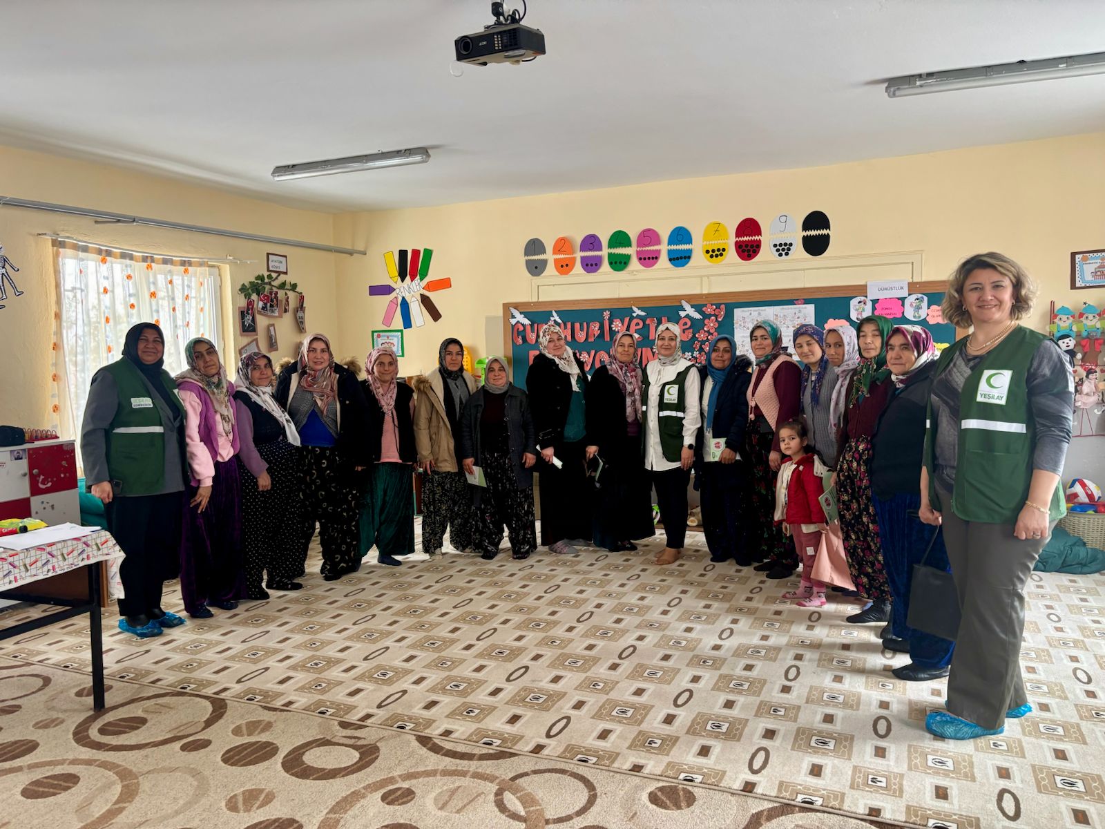 Yeşilay Afyonkarahisar Şubesi Kadın Komisyonu, bağımlılıkla mücadele kapsamında sahadaki çalışmalarına