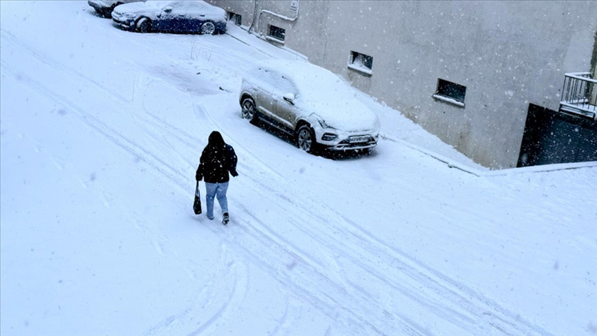 Yurtta kar yağışı ve soğuk hava etkili oluyor Soğuk hava dalgasıyla birlikte yurdun büyük bölümünde etkili olan kar