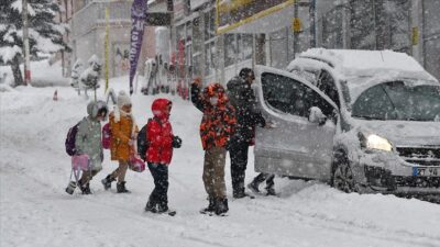 Soğuk hava dalgasıyla birlikte yurdun büyük bölümünde etkili olan kar