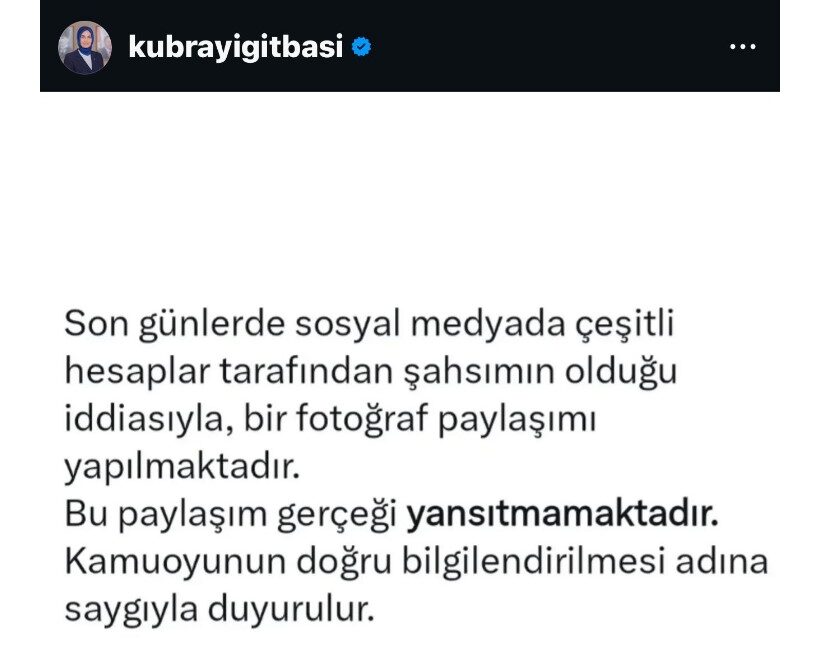 Söz konusu fotoğrafta, kadın bir polisin başörtülü bir öğrenciye müdahale