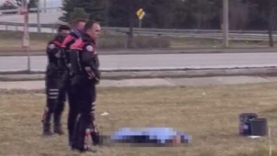 AFYONKARAHİSAR'da yol kenarında kimliği henüz tespit edilemeyen erkek cesedi bulundu.