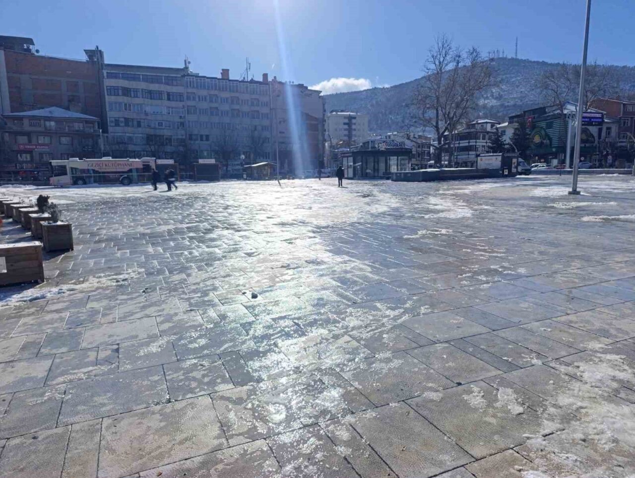Afyonkarahisar yılın ilk gününe dondurucu havanın etkisinde başlarken, kentte sıfırın