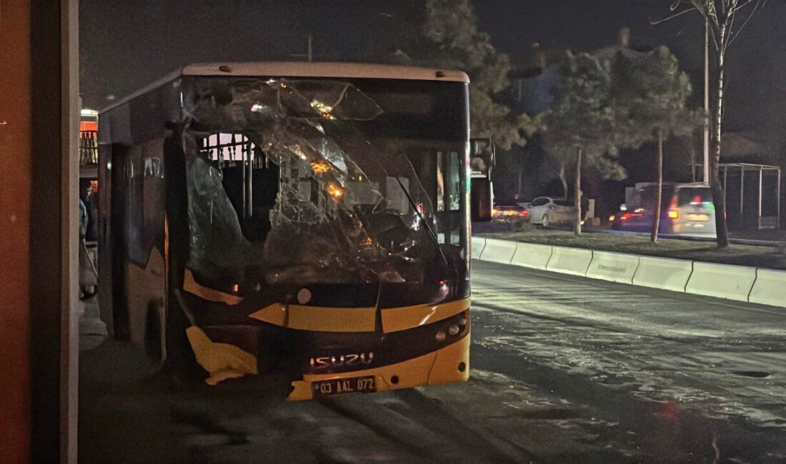 AFYONKARAHİSAR (AA) – Afyonkarahisar’da belediyeye ait halk otobüsünün çöp kamyonuna