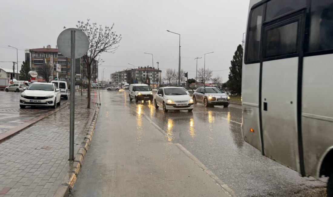 AFYONKARAHİSAR (AA) – Afyonkarahisar ve ilçelerinde şiddetli rüzgar ve sağanak