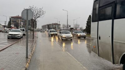 AFYONKARAHİSAR (AA) – Afyonkarahisar ve ilçelerinde şiddetli rüzgar ve sağanak