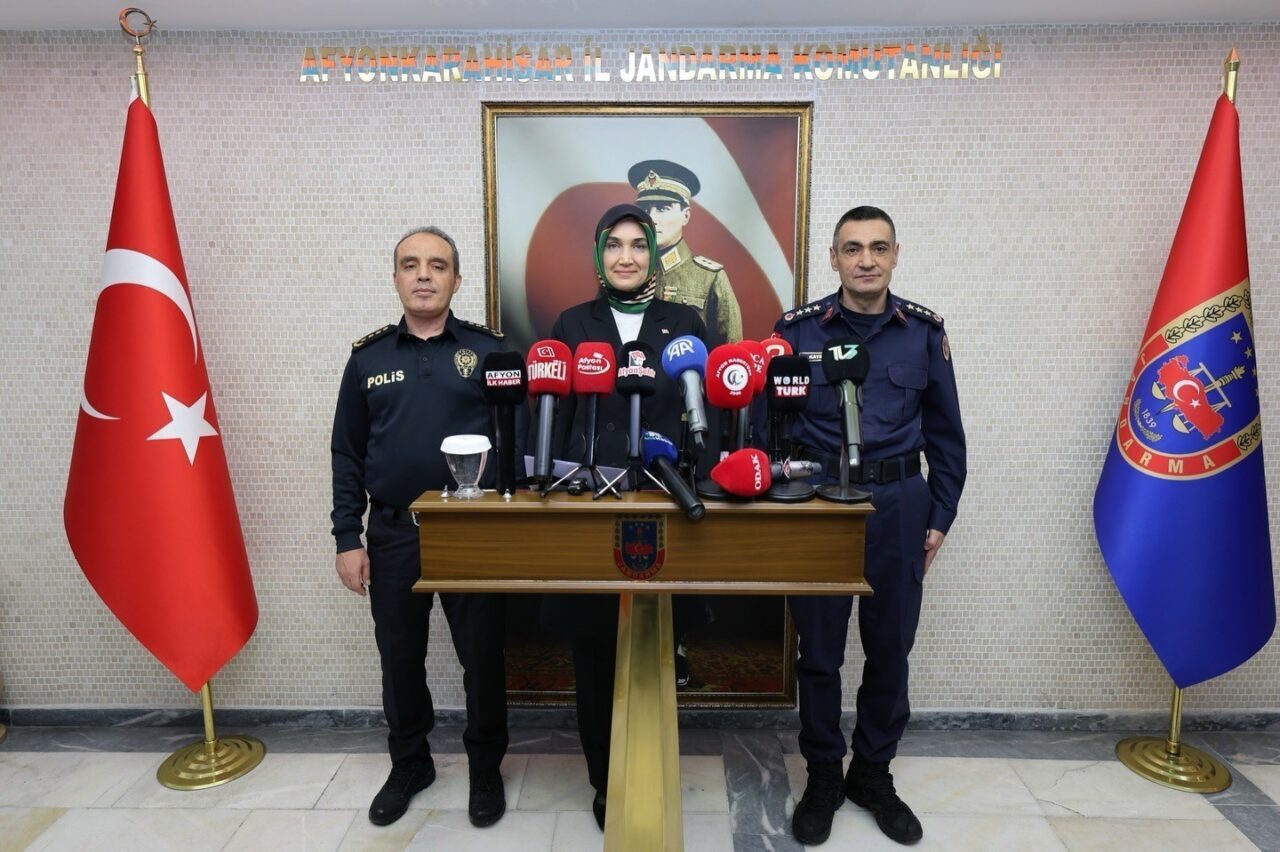 Afyonkarahisar Valisi Doç. Dr. Kübra Güran Yiğitbaşı, İl Jandarma Komutanlığı’nda