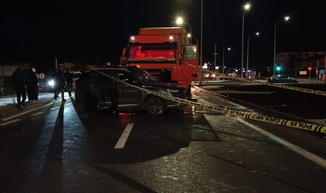 AFYONKARAHİSAR (AA) – Afyonkarahisar’ın Bolvadin ilçesinde tır ile otomobilin çarpışması