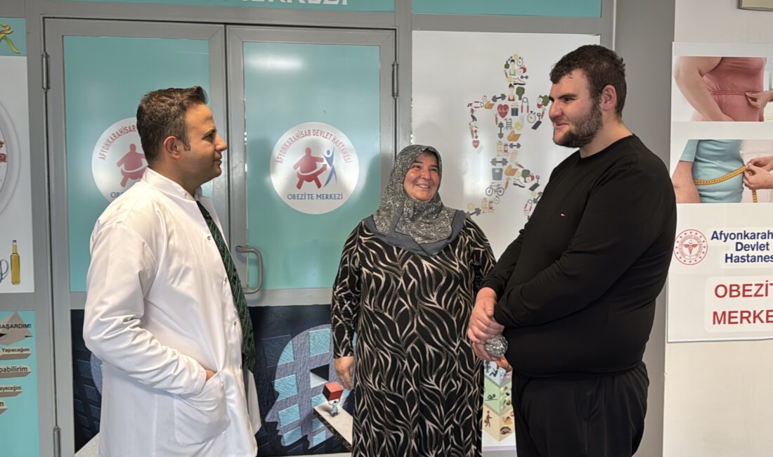 Afyonkarahisar’da mide küçültme ameliyatı olan genç, annesiyle birlikte ideal kilolarına