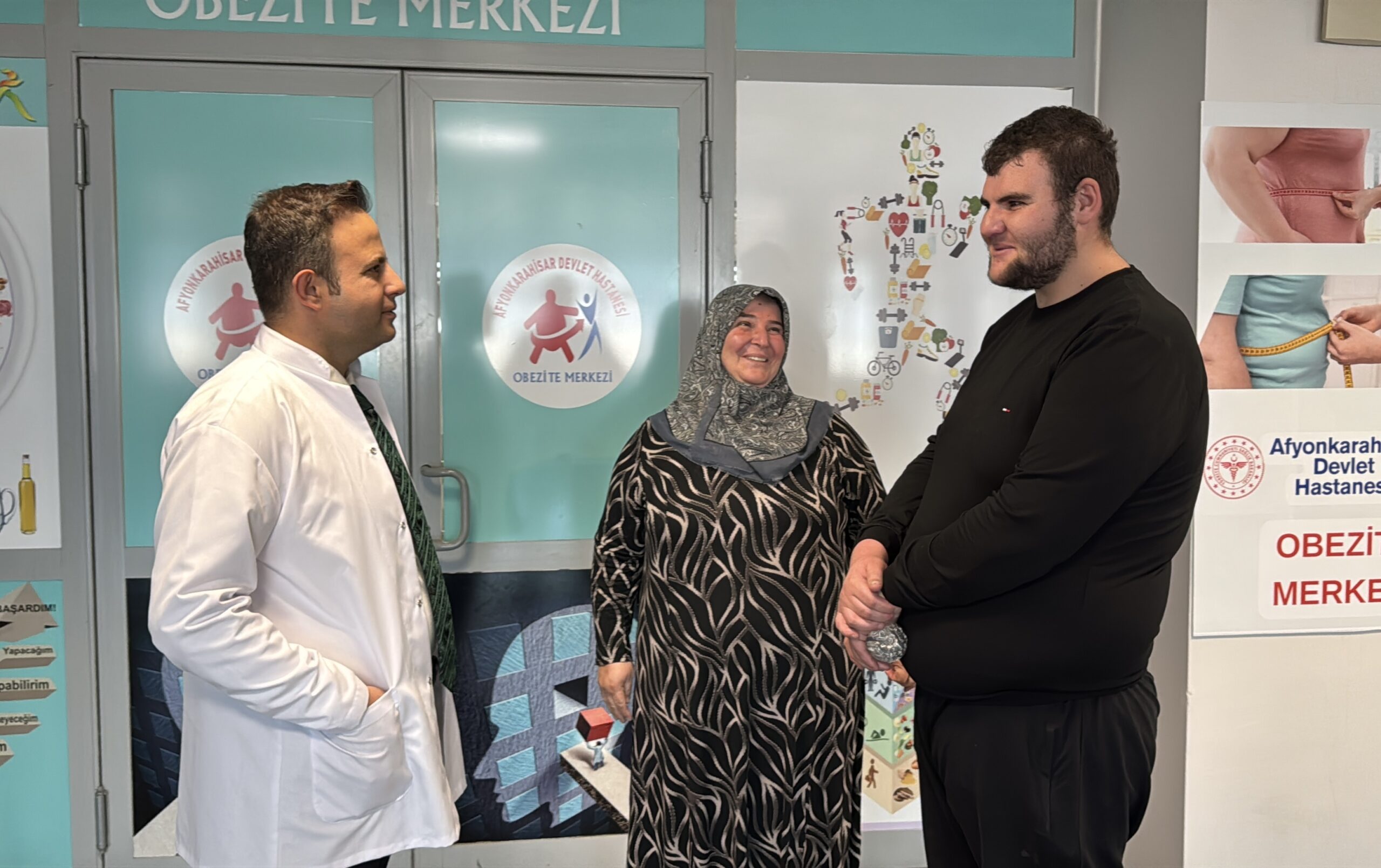 Afyonkarahisar’da mide küçültme ameliyatı olan genç, annesiyle birlikte ideal kilolarına