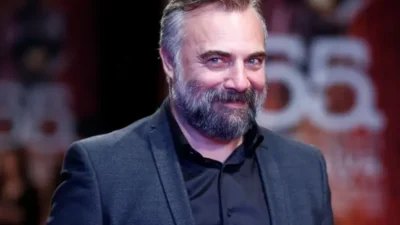 Hem güçlü oyunculuğu hem de karizmatik duruşuyla Türk televizyonlarına damga