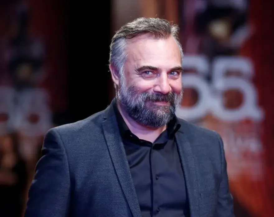 Hem güçlü oyunculuğu hem de karizmatik duruşuyla Türk televizyonlarına damga