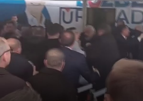 Bursa Büyükşehir Belediye Başkanı Mustafa Bozbey’e yumruklu saldırı girişimi, polis