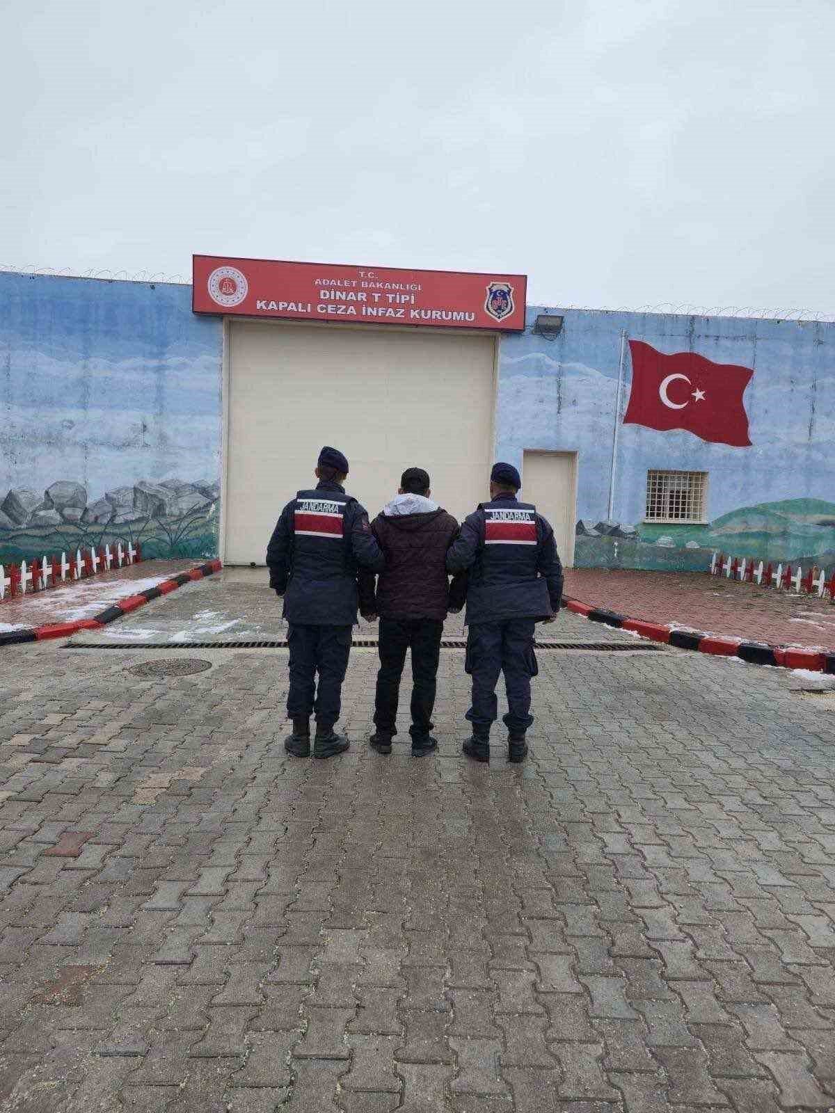 Afyonkarahisar’da çeşitli suçlardan aranan 24 kişi Jandarma tarafından yakalanırken şahıslardan