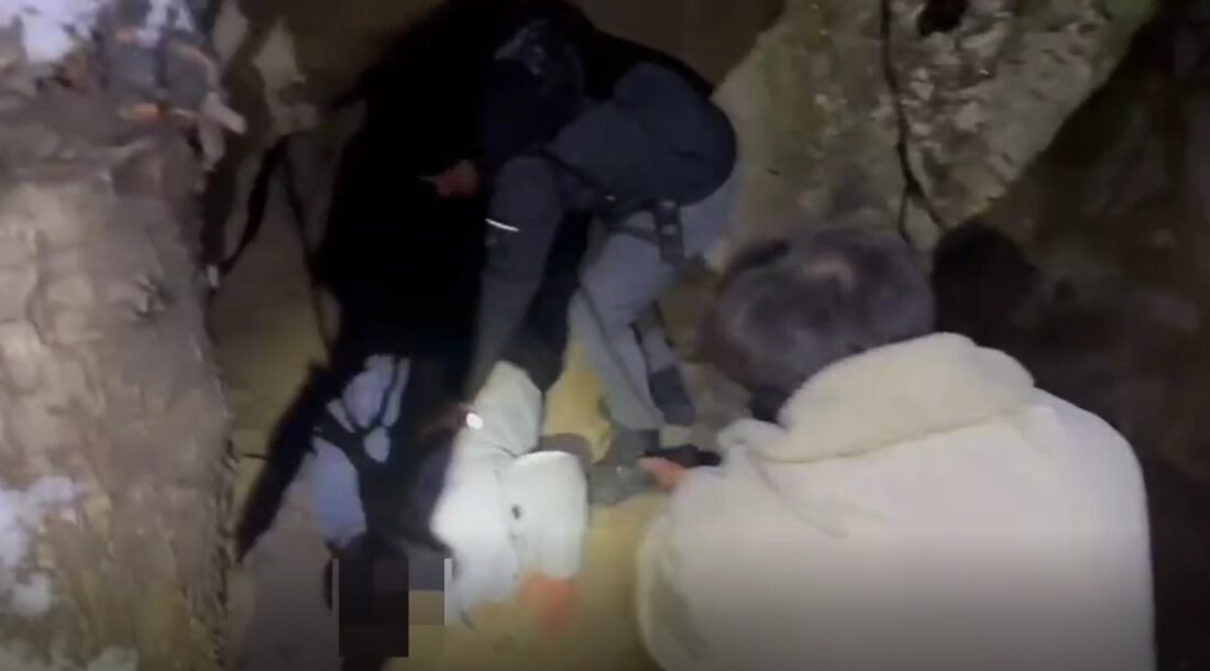 (Video) 41 suç kaydı bulunan firari, gizlendiği mağarada yakalandı Emniyet güçlerinin aranan şahıslara yönelik çalışmaları kapsamında, hakkında uyuşturucu suçundan