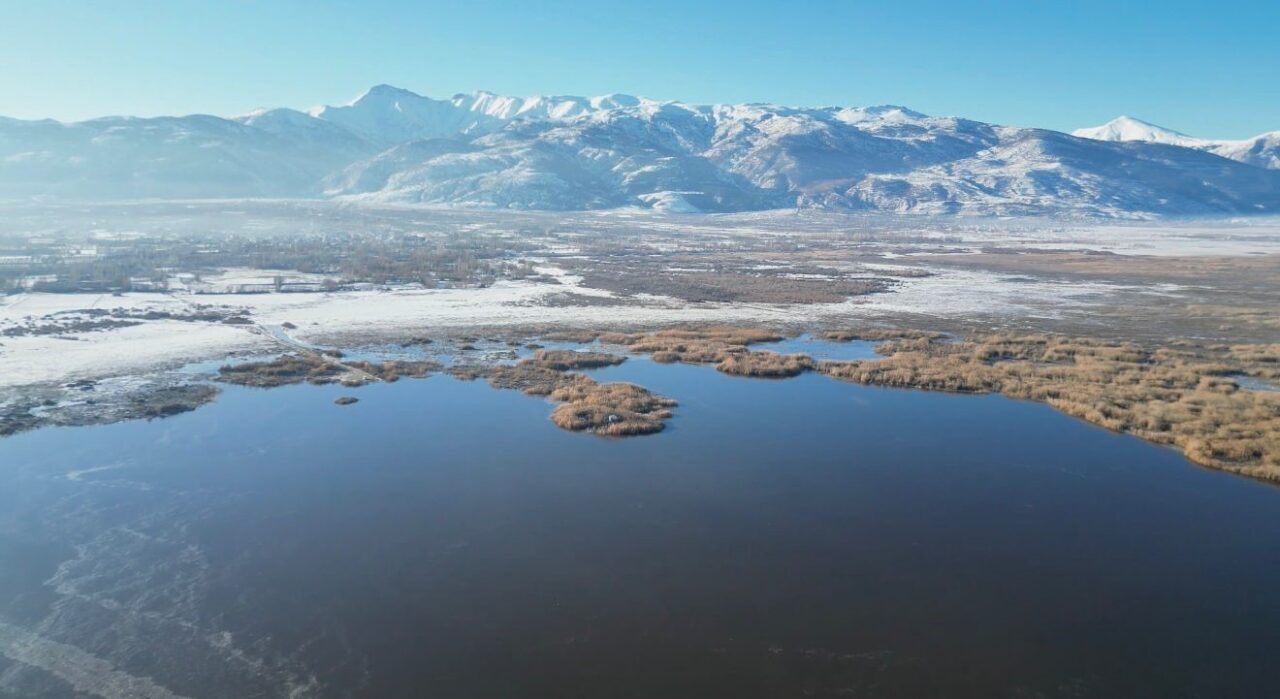Eber Gölü’nün Afyonkarahisar sınırlarında kalan kısmında soğuk hava nedeniyle kısmi