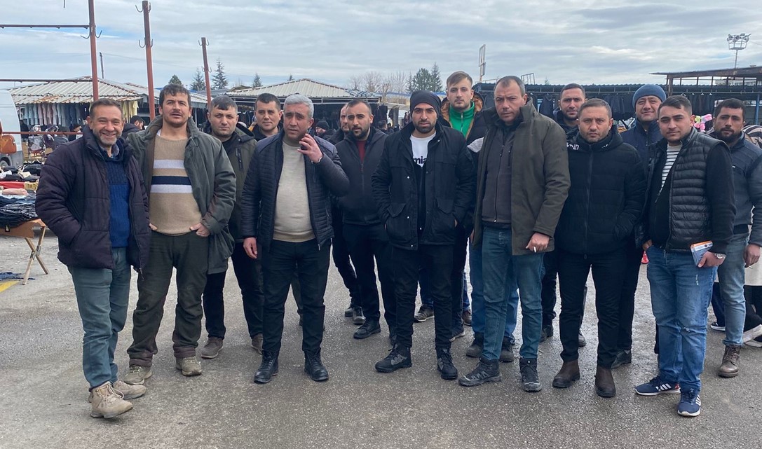 Pazar alanını baştan sona gezen Emrah Tunç, tüm esnafla tokalaşarak,