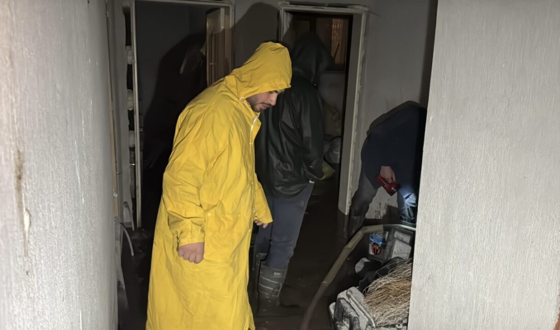 AFYONKARAHİSAR (AA) – Afyonkarahisar ve ilçelerinde şiddetli rüzgar ve sağanak