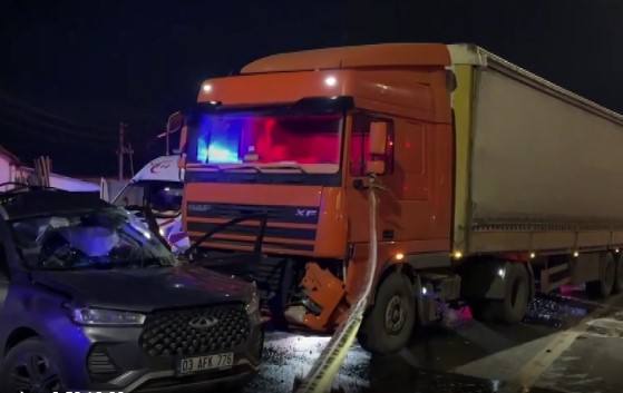 AFYONKARAHİSAR'ın Bolvadin ilçesinde sürücüsünün ışık ihlali yaptığı öne sürülen TIR’ın