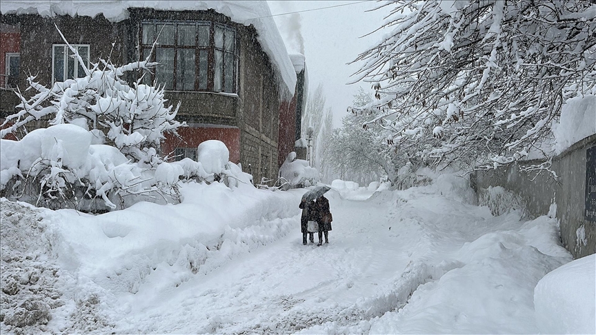 Trabzon’da yüksek kesimlerde etkili olan kar yağışı aralıklarla etkisini sürdürüyor.