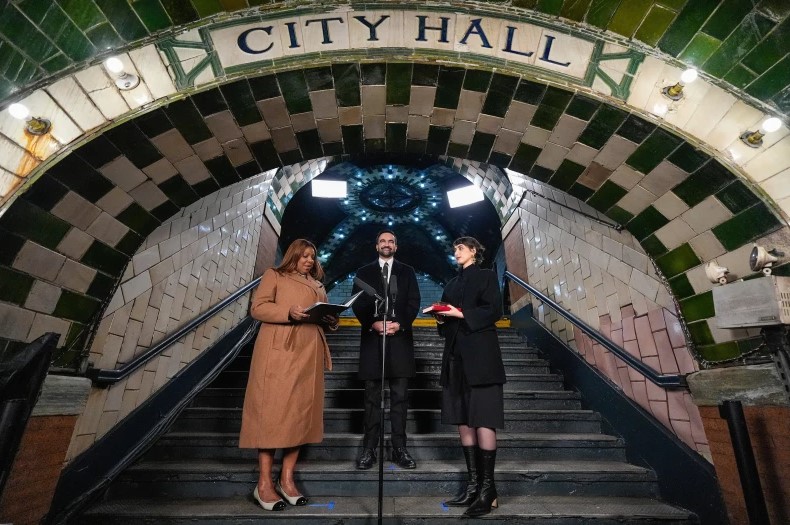 Zohran Mamdani, Manhattan’daki tarihi ve hizmet dışı bir metro istasyonunda