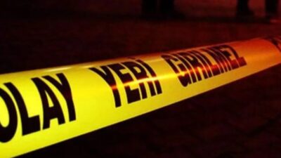 Muğla'nın Datça ilçesinde bir kişi, boş bir arazide ağaca asılı