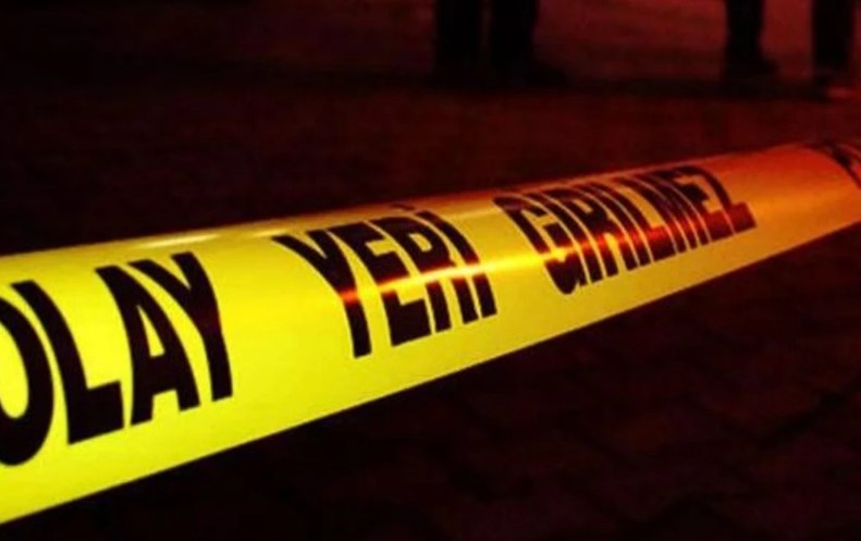 Muğla'nın Datça ilçesinde bir kişi, boş bir arazide ağaca asılı