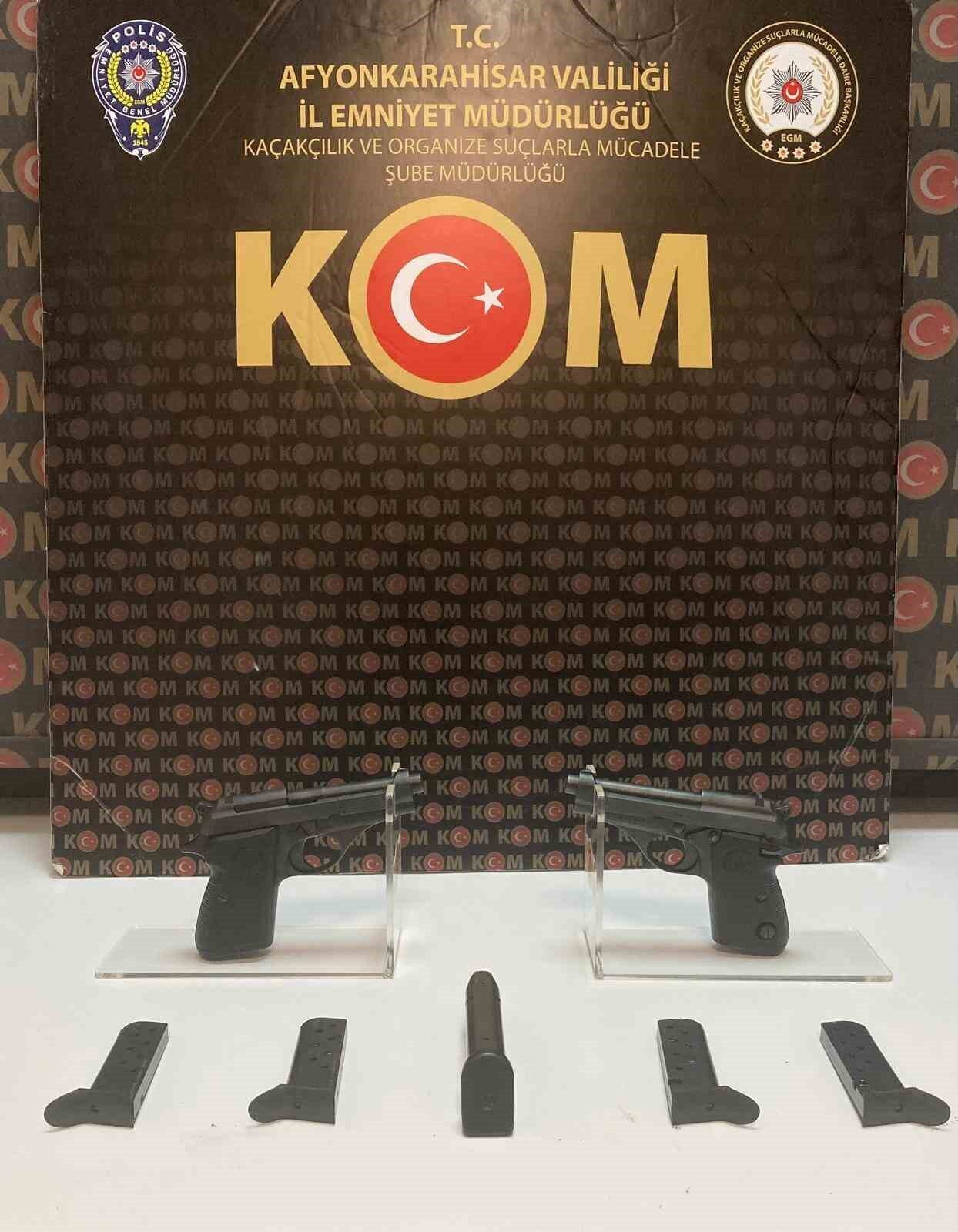 Afyonkarahisar’da polis tarafından şüphe üzerine durdurulan bir araçta ruhsatsız silahlar