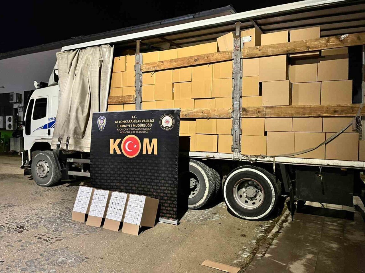 Afyonkarahisar’da şüphe üzerine durdurulan bir kamyonda 6 milyon 190 bin