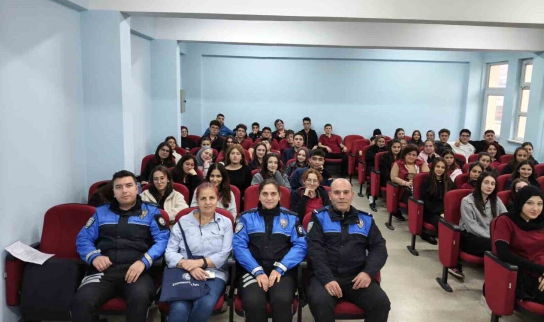 Afyonkarahisar’da polis tarafından lise öğrencilerine yönelik meslek tanıtımı yapılıp güvenli