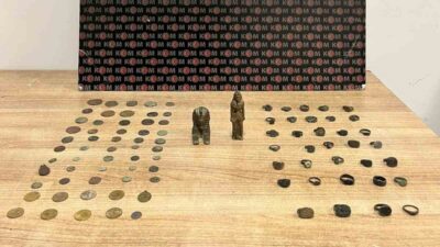 Afyonkarahisar’ın Bolvadin ilçesinde polis tarafından yapılan operasyonda aralarında sikke, yüzük