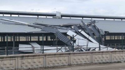 Afyonkarahisar’da meteorolojinin yaptığı fırtına uyarısının ardından etkili olan kuvvetli rüzgâr