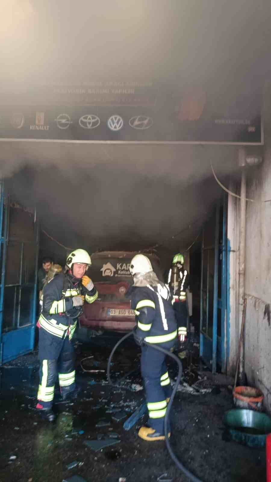 Afyonkarahisar’da bir tamirhanede sobaya dökülen yanıcı maddenin parlaması sonucu çıkan