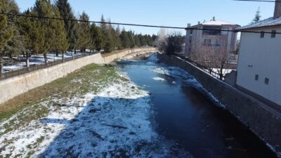 Soğuk havanın etkisiyle çayın yüzeyi buzla kaplanırken, ortaya kartpostallık görüntüler