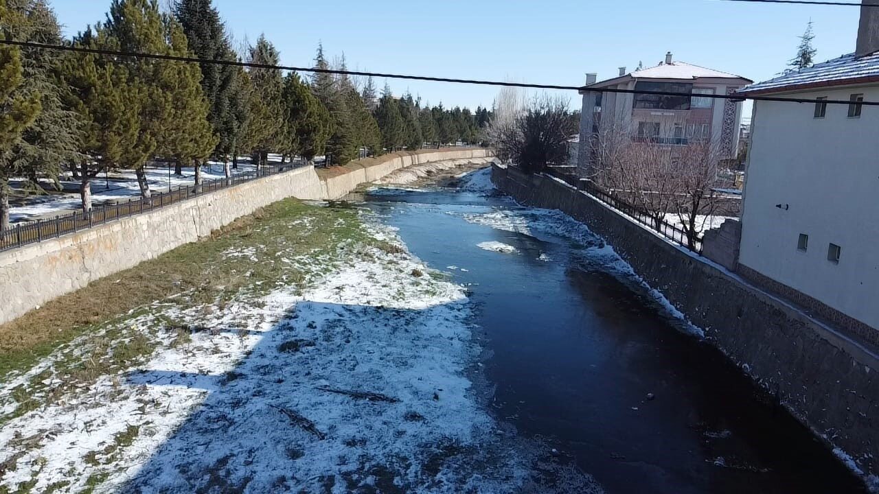 Afyonkarahisar’ın Şuhut ilçesinde etkili olan dondurucu soğuklar hayatı olumsuz etkiledi.