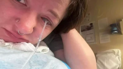 Roseburg kentinde yaşayan genç anne Dejah Maynard, ev işi yaparken