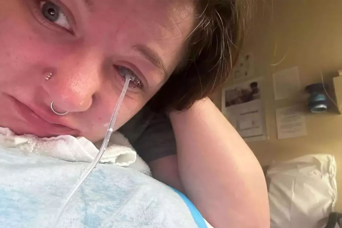 Roseburg kentinde yaşayan genç anne Dejah Maynard, ev işi yaparken