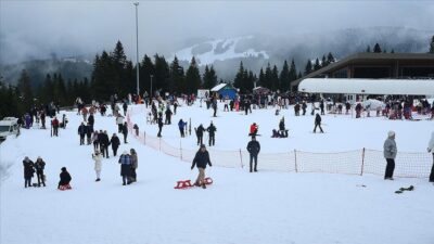 Ilgaz Dağı'ndaki Yurduntepe Kayak Merkezi'nde hafta sonu nedeniyle yoğunluk yaşandı.