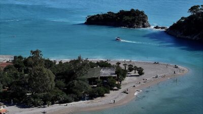 Muğla'nın Fethiye ilçesindeki dünyaca ünlü Ölüdeniz'in bir kısmı turkuaz renge