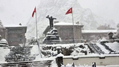 Haftaya kapalı ve puslu bir başlangıç yapan Afyonkarahisar'da, sıcaklıklar hızla
