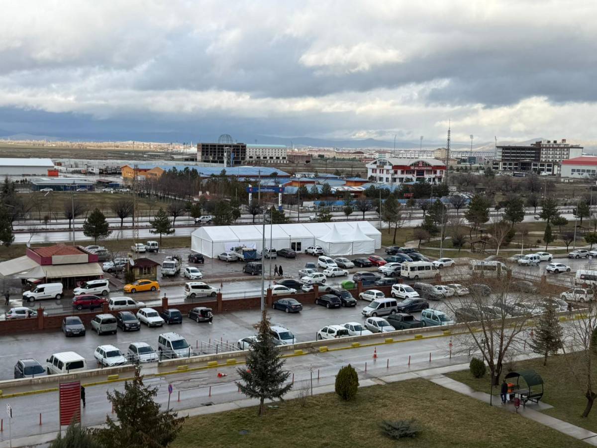Afyonkarahisar Sağlık Bilimleri Üniversitesi (AFSÜ) Hastanesi otoparkında kurulan iftar çadırı,
