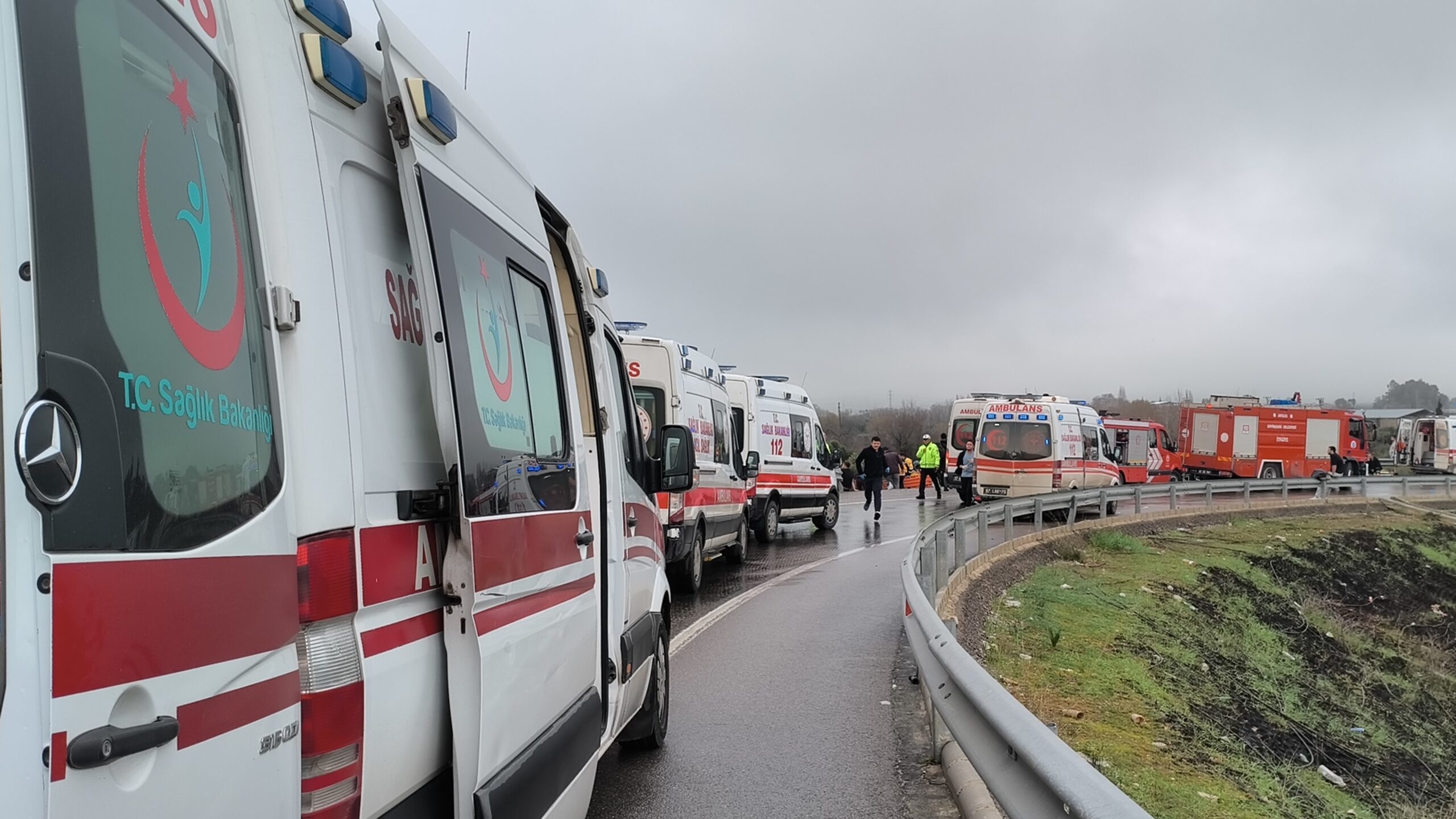 Antalya’nın Döşemealtı ilçesinde sabah saatlerinde meydana gelen feci trafik kazasında,