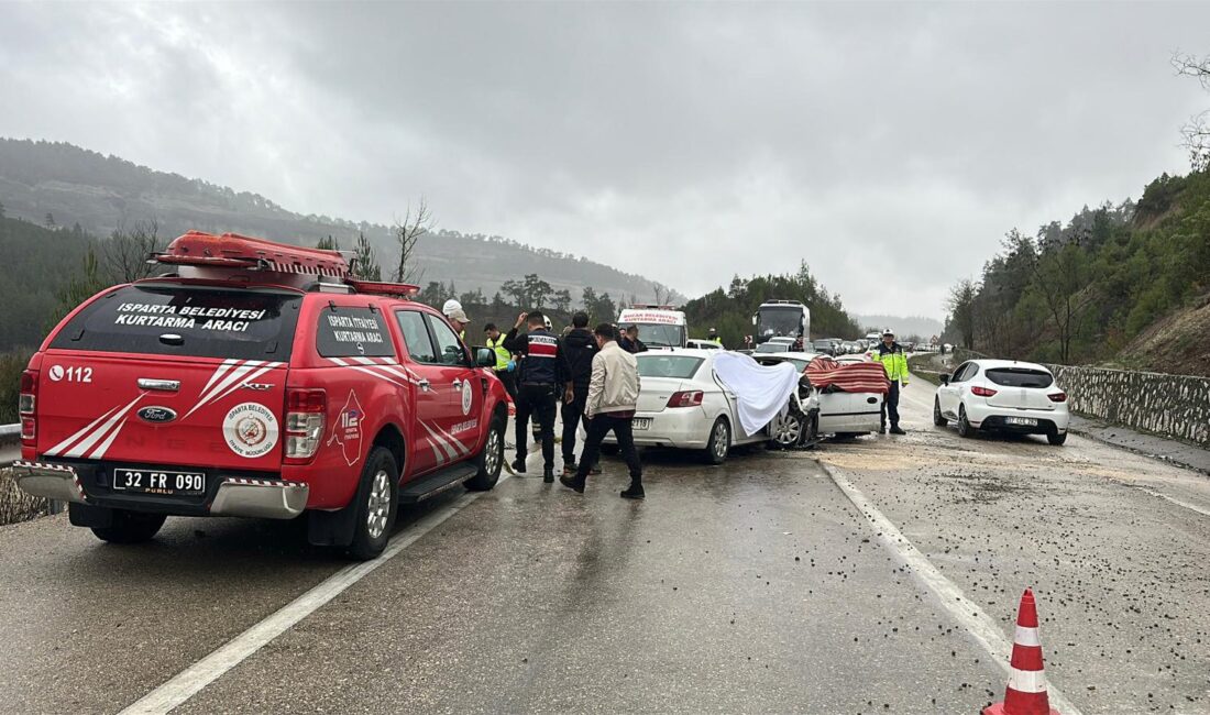 Burdur’un Ağlasun ilçesinde iki otomobilin kafa kafaya çarpışması sonucu meydana