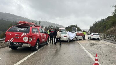 Burdur’un Ağlasun ilçesinde iki otomobilin kafa kafaya çarpışması sonucu meydana