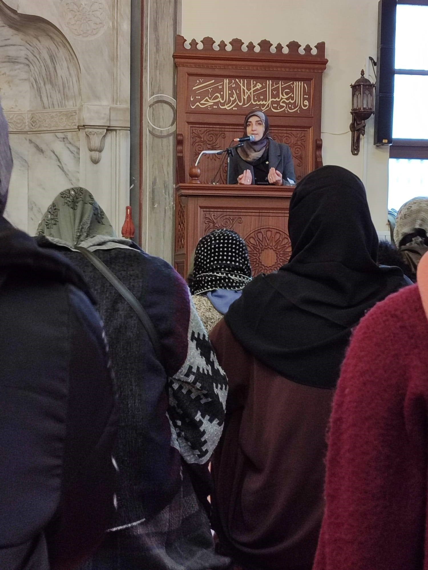 Afyonkarahisar’ın tarihi dokusuyla öne çıkan Mevlevi Camii, kadınlara yönelik düzenlenen